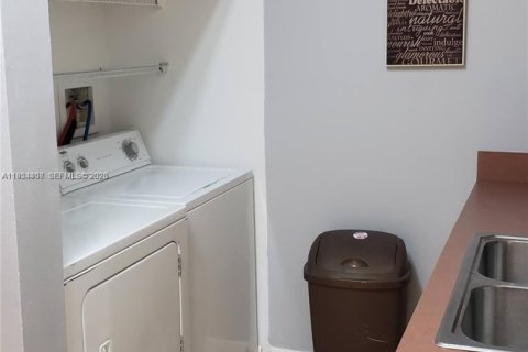 Copropriété à louer à Hialeah, Floride: 1 chambre, 82.4 m2 № 2010868 - photo 4