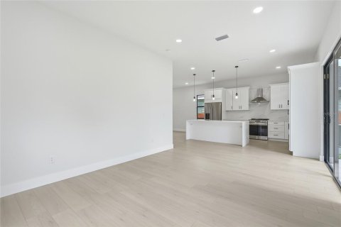 House in Tampa, Florida 4 bedrooms, 205.69 sq.m. № 2200191 - photo 15