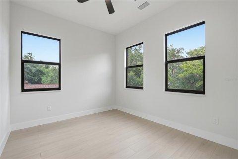 House in Tampa, Florida 4 bedrooms, 205.69 sq.m. № 2200191 - photo 28