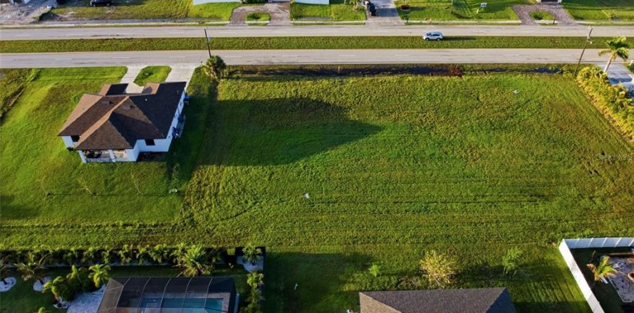 Terrain à Cape Coral, Floride № 2213365