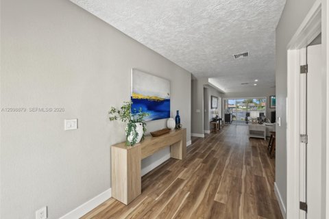 House in Naples, Florida 3 bedrooms, 218.32 sq.m. № 2395347 - photo 7