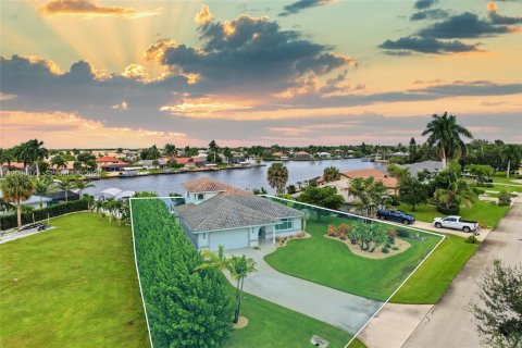 House in Naples, Florida 3 bedrooms, 218.32 sq.m. № 2395347 - photo 2