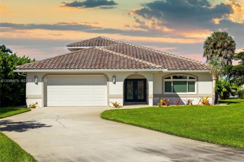 House in Naples, Florida 3 bedrooms, 218.32 sq.m. № 2395347