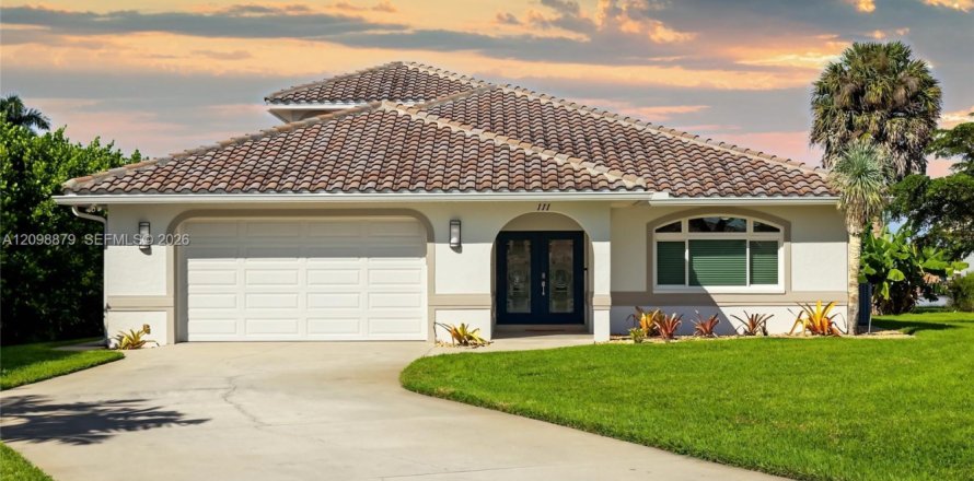 House in Naples, Florida 3 bedrooms, 218.32 sq.m. № 2395347