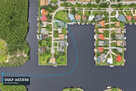 House in Naples, Florida 3 bedrooms, 218.32 sq.m. № 2395347 - photo 4