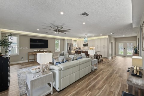 House in Naples, Florida 3 bedrooms, 218.32 sq.m. № 2395347 - photo 17