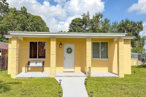 Casa en venta en Miami, Florida, 2 dormitorios, 107.4 m2 № 1967368 - foto 1