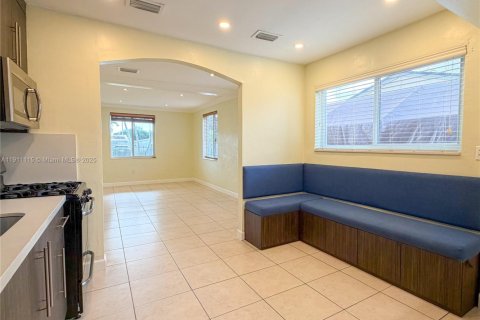 Casa en venta en Miami, Florida, 2 dormitorios, 107.4 m2 № 1967368 - foto 15