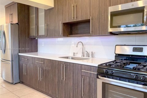 Casa en venta en Miami, Florida, 2 dormitorios, 107.4 m2 № 1967368 - foto 13