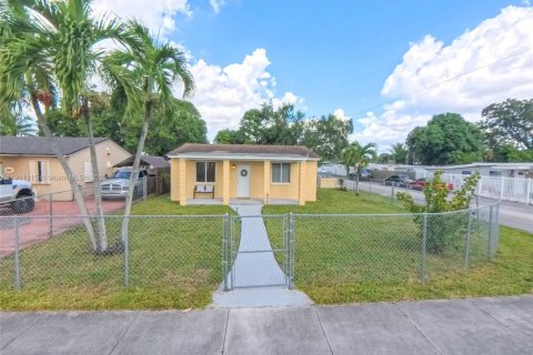 Casa en venta en Miami, Florida, 2 dormitorios, 107.4 m2 № 1967368 - foto 2