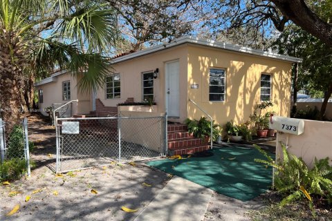 House in Miami, Florida 3 bedrooms, 141.4 sq.m. № 1980769 - photo 1