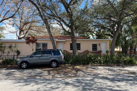 House in Miami, Florida 3 bedrooms, 141.4 sq.m. № 1980769 - photo 2