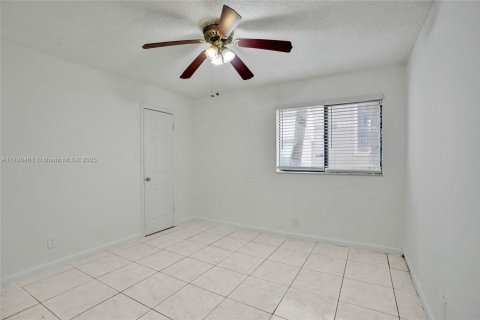 Condo in Davie, Florida, 2 bedrooms  № 1864607 - photo 16