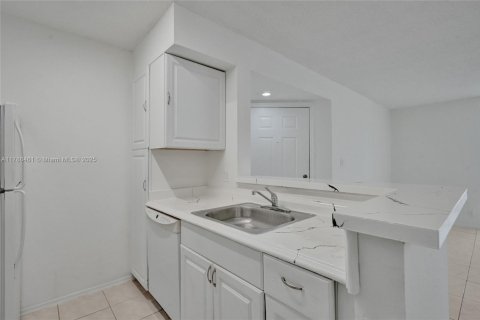 Condo in Davie, Florida, 2 bedrooms  № 1864607 - photo 12