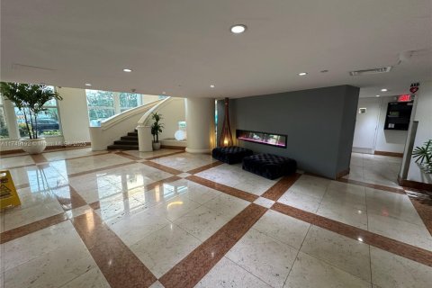 Condo in Bay Harbor Islands, Florida, 1 bedroom № 1985193 - photo 15