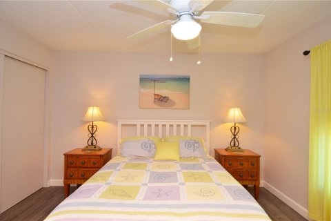 Condo in Largo, Florida, 2 bedrooms № 2112934 - photo 22