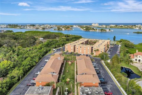 Condo in Largo, Florida, 2 bedrooms  № 2112934