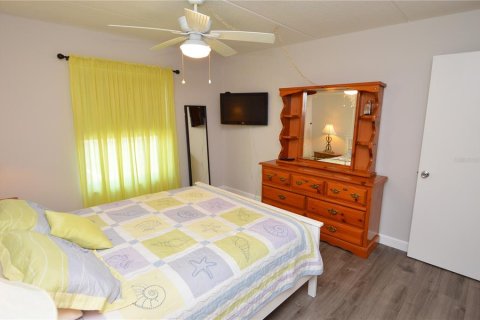 Condo in Largo, Florida, 2 bedrooms № 2112934 - photo 25