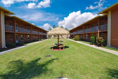 Condo in Largo, Florida, 2 bedrooms № 2112934 - photo 3