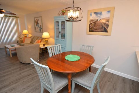Condo in Largo, Florida, 2 bedrooms № 2112934 - photo 17