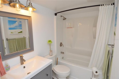 Condo in Largo, Florida, 2 bedrooms № 2112934 - photo 30