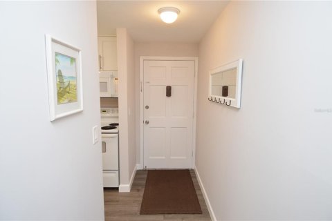 Condo in Largo, Florida, 2 bedrooms № 2112934 - photo 5