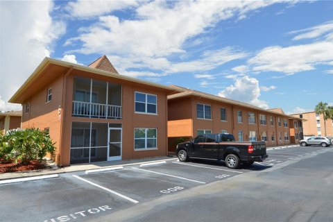 Condo in Largo, Florida, 2 bedrooms № 2112934 - photo 2