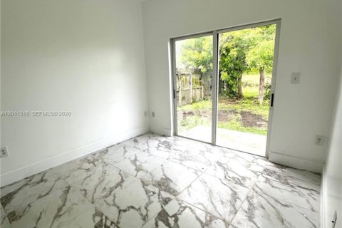 House in Homestead, Florida 3 bedrooms, 111.48 sq.m. № 2074868