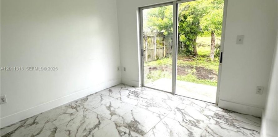 House in Homestead, Florida 3 bedrooms, 111.48 sq.m. № 2074868