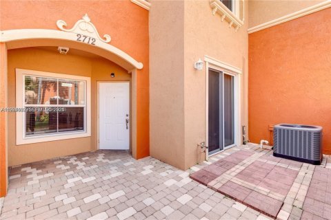 Townhouse in Miramar, Florida 3 bedrooms, 116.69 sq.m. № 1995547 - photo 6