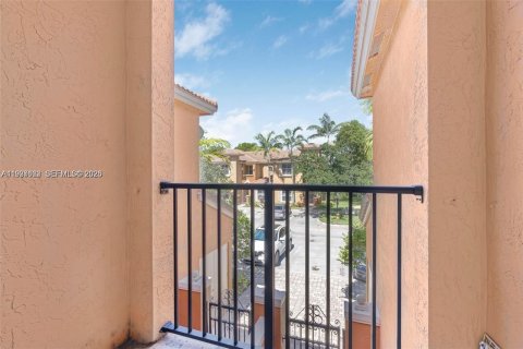 Townhouse in Miramar, Florida 3 bedrooms, 116.69 sq.m. № 1995547 - photo 26