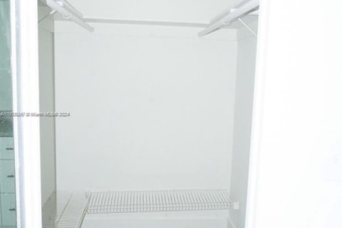 Condo in North Miami Beach, Florida, 1 bedroom  № 1453913 - photo 16