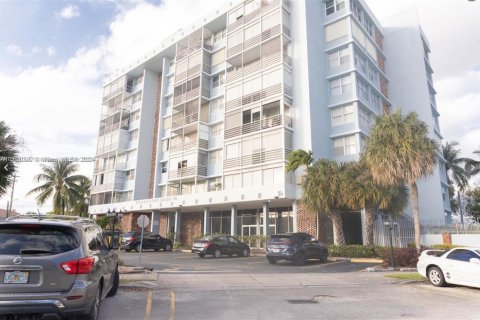 Condo in North Miami Beach, Florida, 1 bedroom  № 1453913 - photo 2