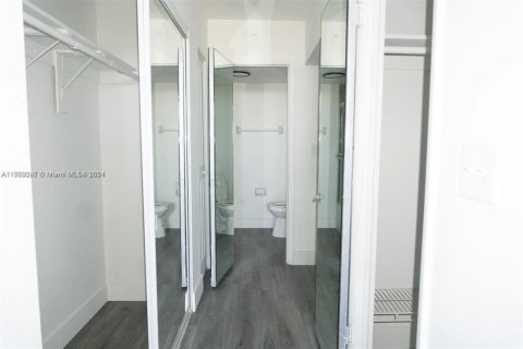 Condo in North Miami Beach, Florida, 1 bedroom  № 1453913 - photo 13
