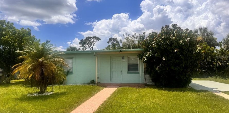 House in Port Charlotte, Florida 3 bedrooms, 102.19 sq.m. № 1894467