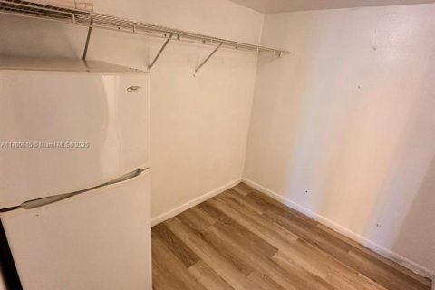 Condo in Hallandale Beach, Florida, 1 bedroom  № 2061418 - photo 9