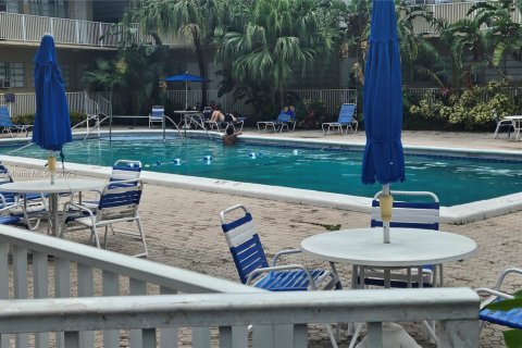 Condo in Hallandale Beach, Florida, 1 bedroom  № 2061418 - photo 5