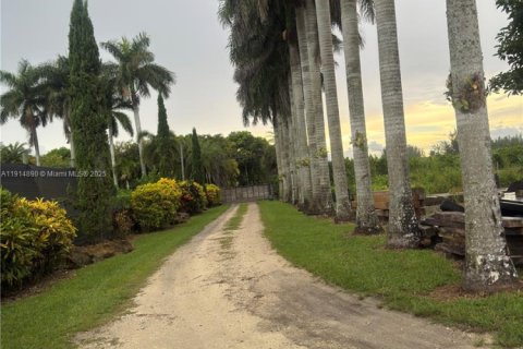 Купить коммерческую недвижимость в Майами, Флорида № 1971685 - фото 1