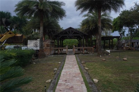 Купить коммерческую недвижимость в Майами, Флорида № 1971685 - фото 2