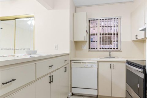 Condo in Miami, Florida, 2 bedrooms  № 1944965 - photo 14