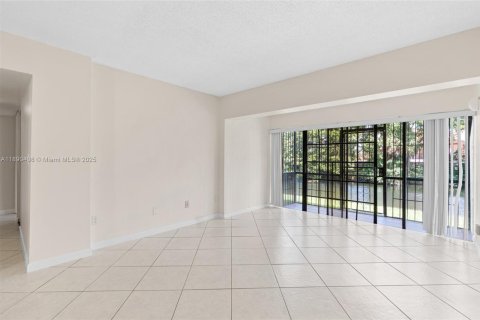 Condo in Miami, Florida, 2 bedrooms  № 1944965 - photo 8