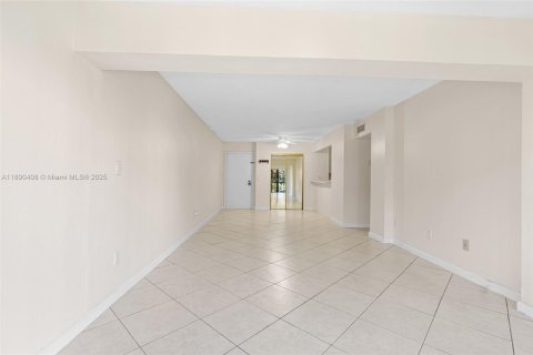 Condo in Miami, Florida, 2 bedrooms  № 1944965 - photo 7