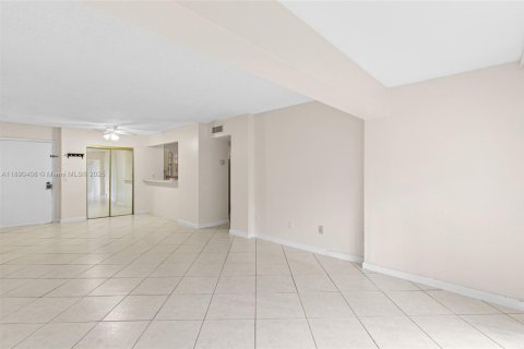 Condo in Miami, Florida, 2 bedrooms  № 1944965 - photo 9
