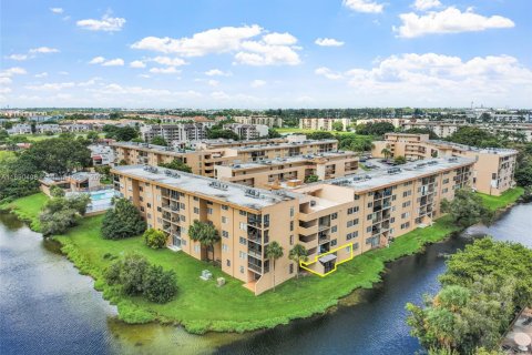 Condo in Miami, Florida, 2 bedrooms  № 1944965 - photo 2