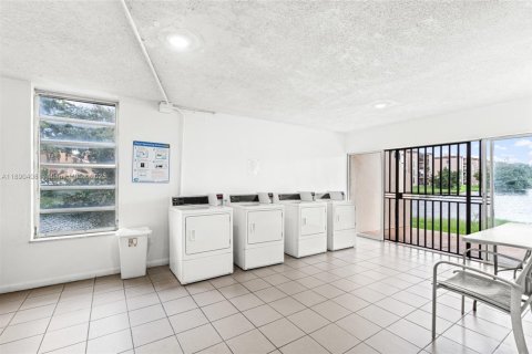 Condo in Miami, Florida, 2 bedrooms  № 1944965 - photo 28