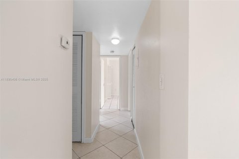 Condo in Miami, Florida, 2 bedrooms  № 1944965 - photo 25