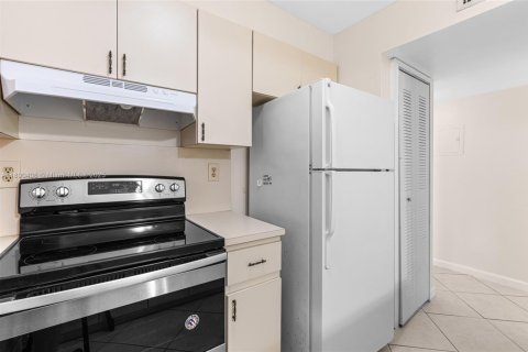 Condo in Miami, Florida, 2 bedrooms  № 1944965 - photo 13