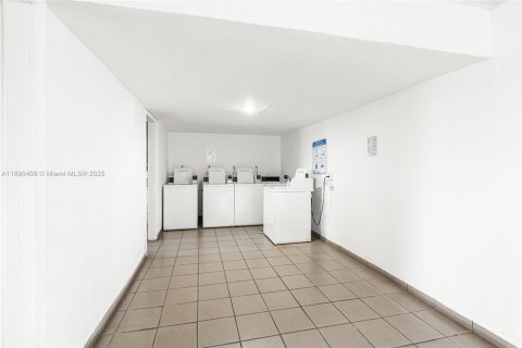 Condo in Miami, Florida, 2 bedrooms  № 1944965 - photo 29