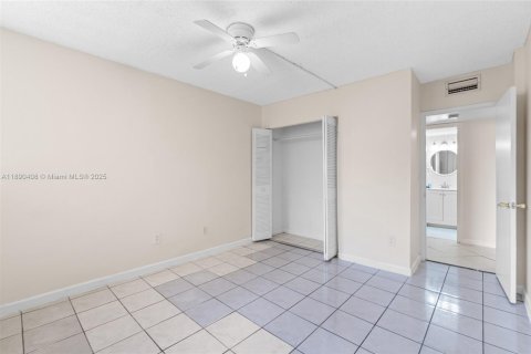 Condo in Miami, Florida, 2 bedrooms  № 1944965 - photo 23