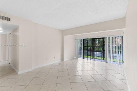 Condo in Miami, Florida, 2 bedrooms  № 1944965 - photo 10